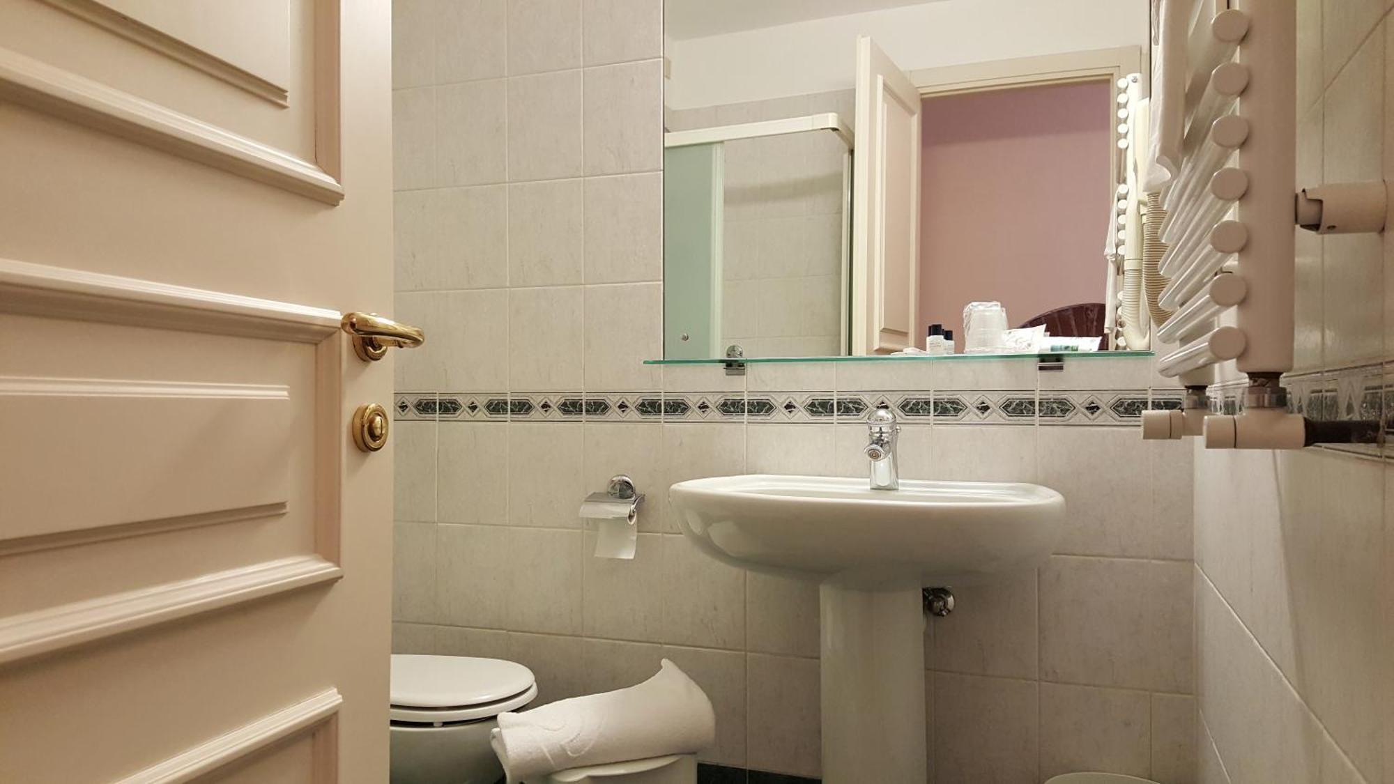 Classic Double Room,423674142:JPEG
